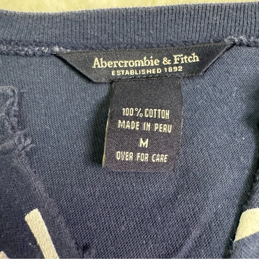Abercrombie & Fitch Blue Long Sleeve Top Tee Shirt Size Medium Mirrored Graphic - Picture 4 of 11